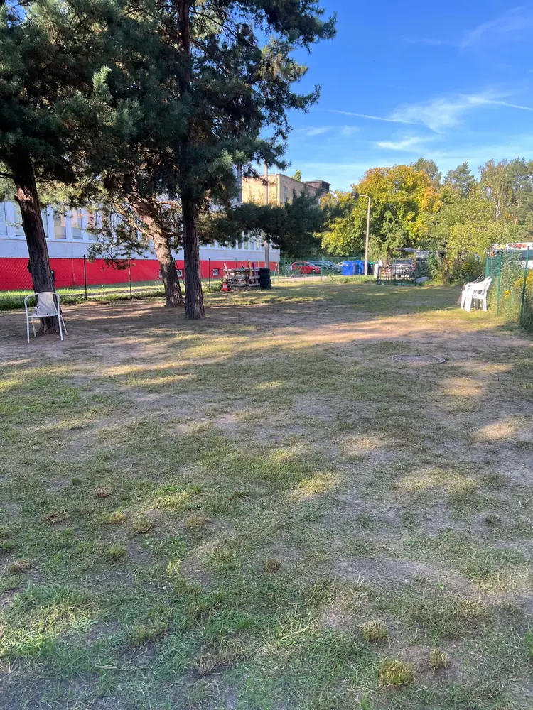 Außenplatz der Schnauzen-Uni Hundetraining in Ludwigsfelde
